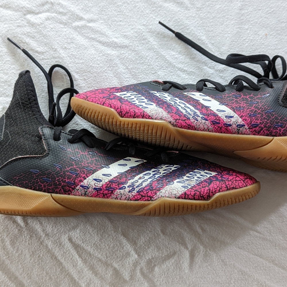 Boy's Adidas predator indoor soccer shoes size 5